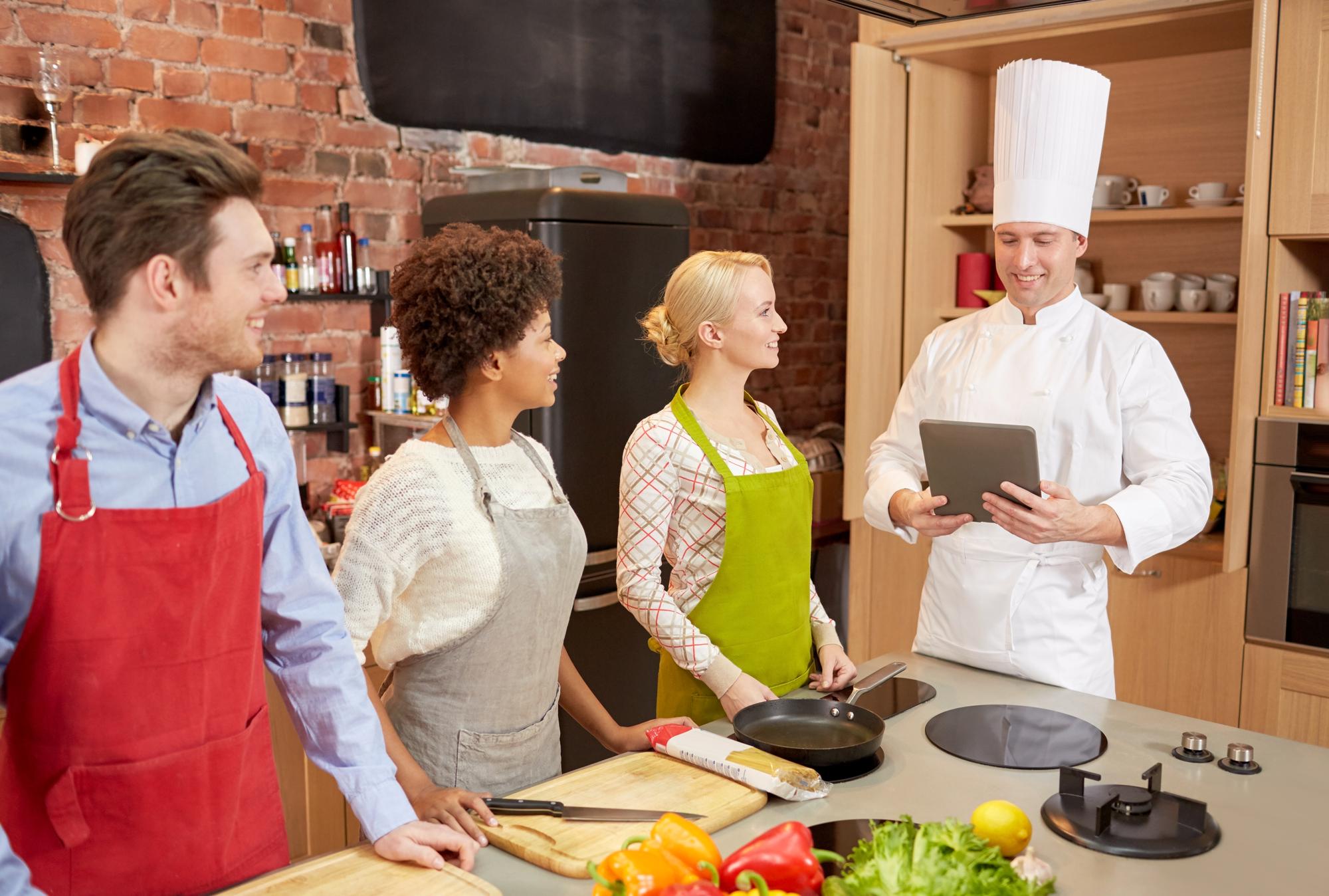 Interno cucina didattica con chef