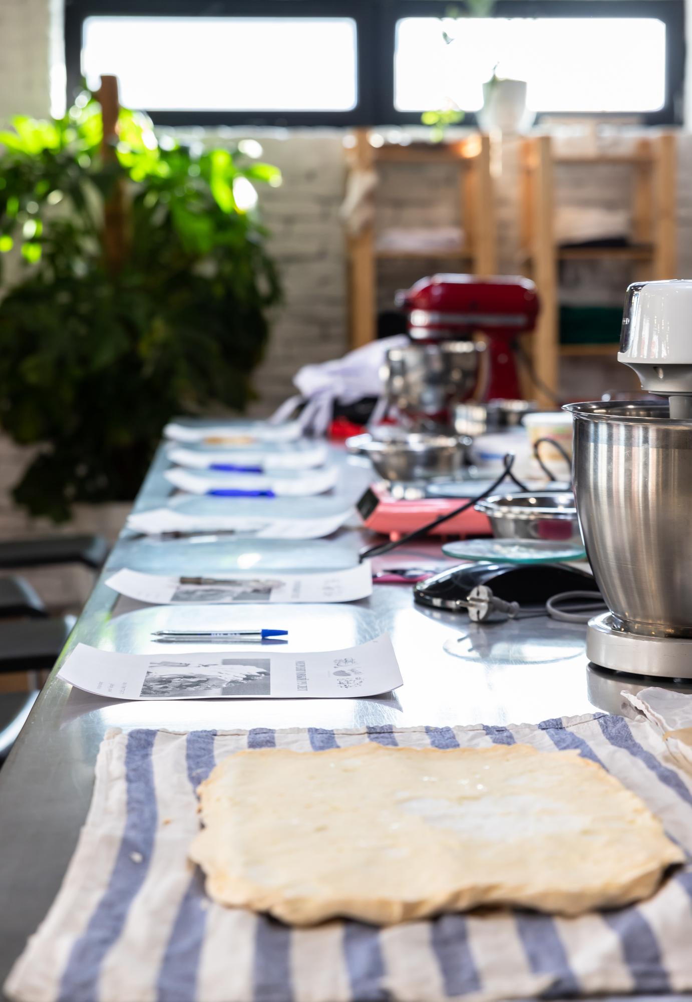 Spazio per workshop con tavoli e attrezzi
